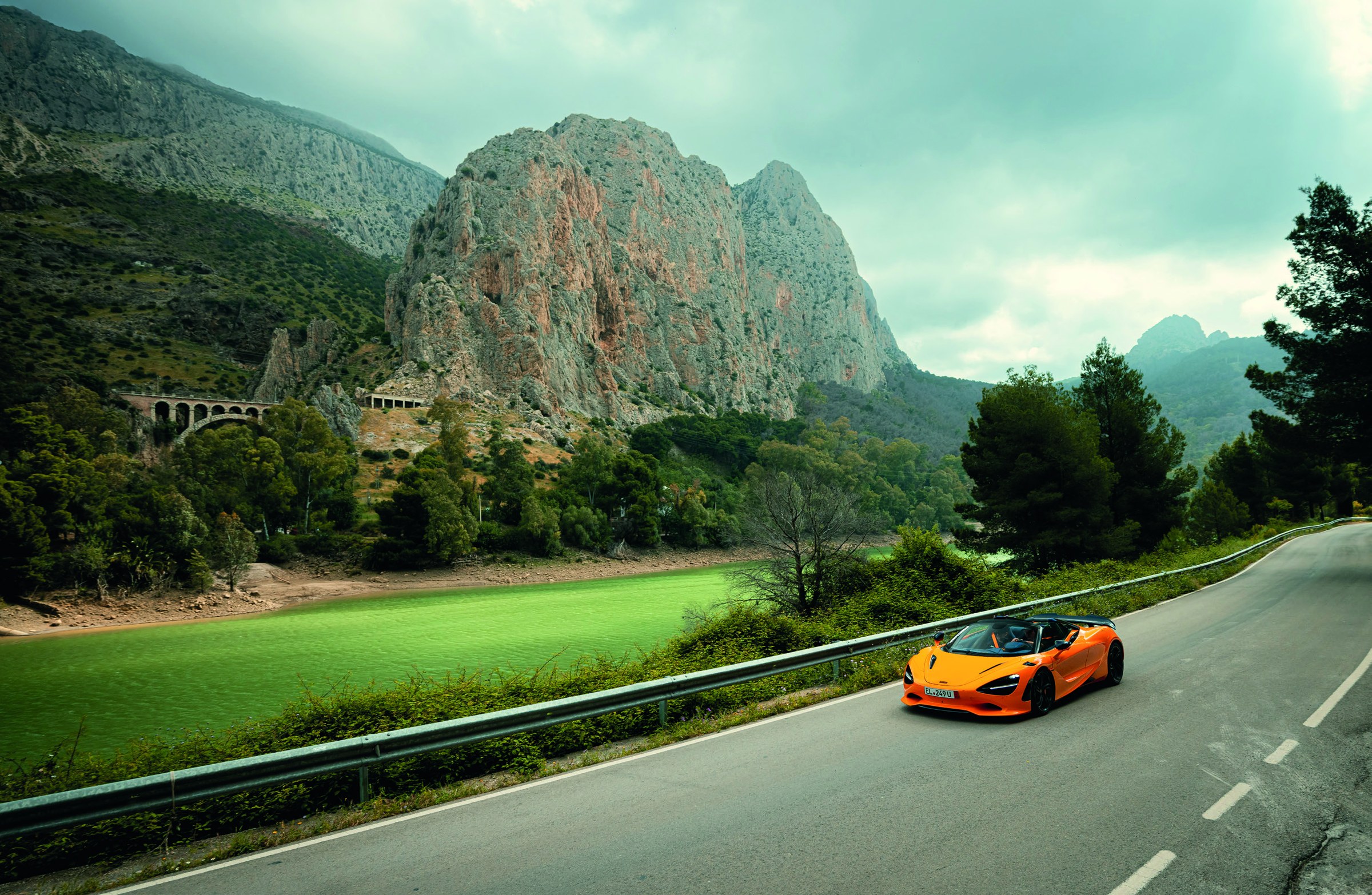 De oranje McLaren van Bibi Lemmers op een bergweg tijdens een StreetGasm-tour.