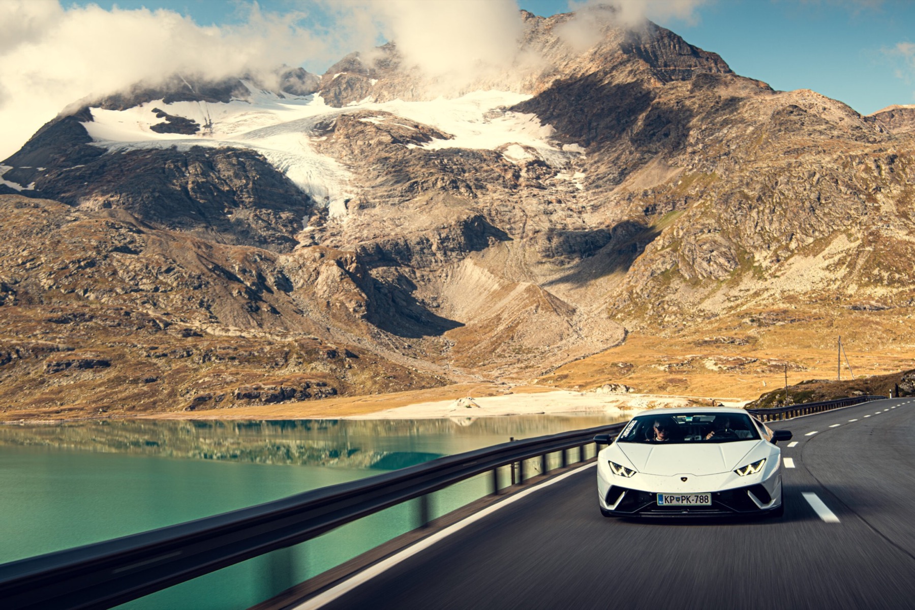 Supercars klimmen door een Alpenpas tijdens Alp Attack.