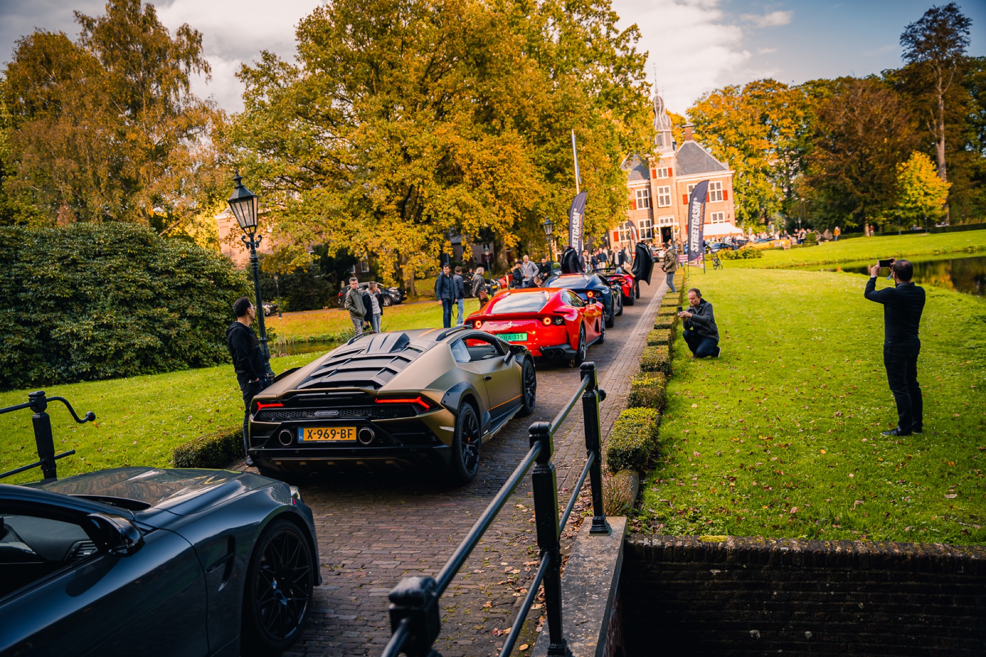 Supercars arriveren bij een kasteel tijdens de StreetGasm Herfstrit.