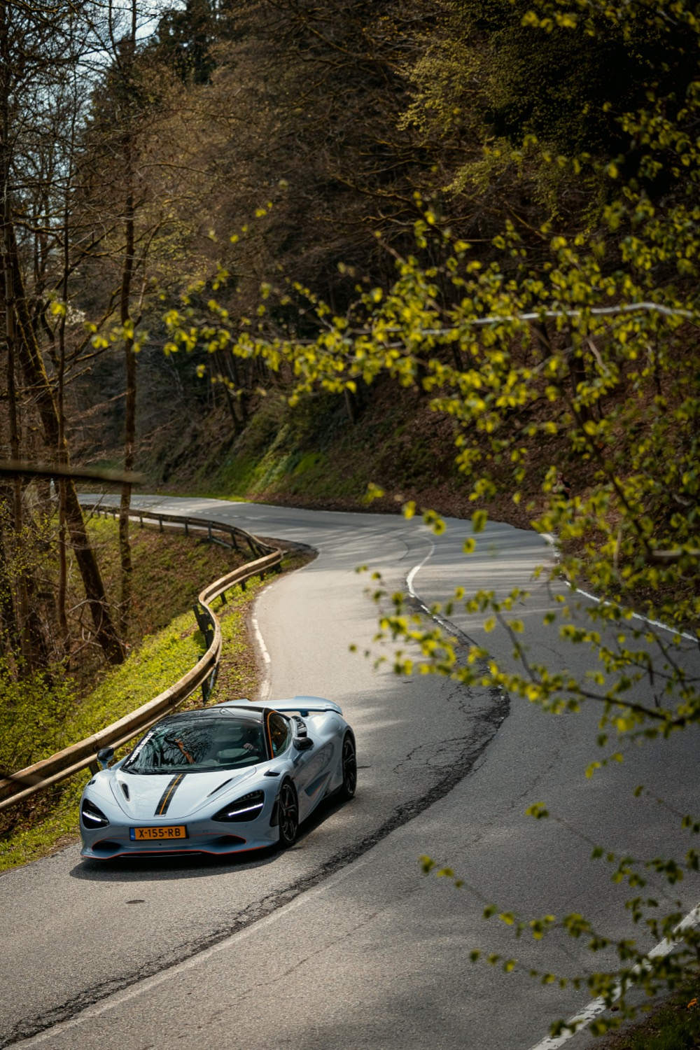 Supercar portret op een bosweg tijdens een rit.