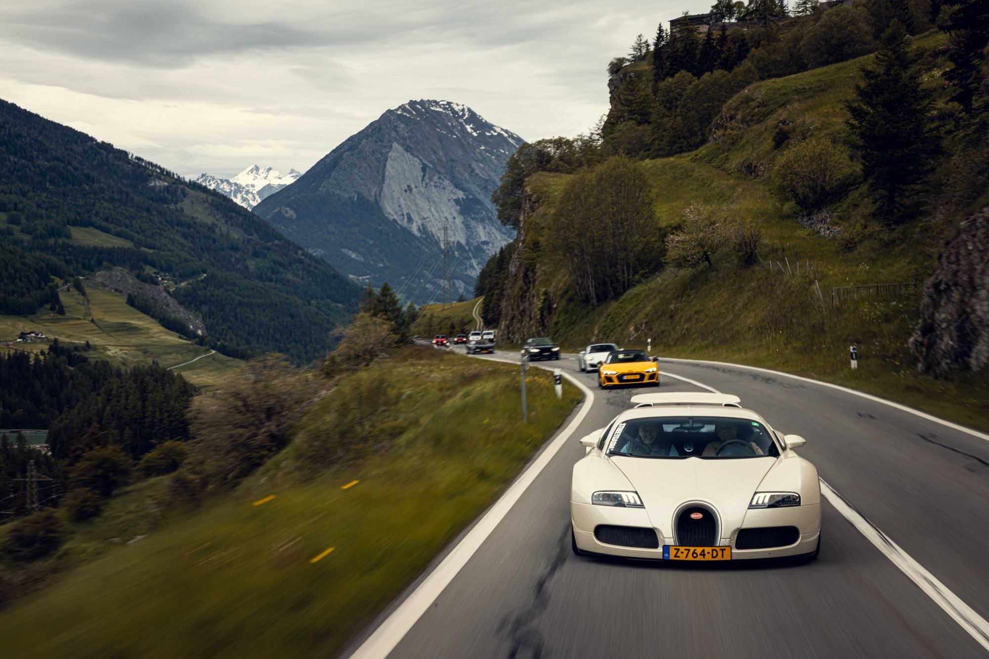 Witte Bugatti leidt het konvooi door een Alpendal tijdens de Tour d'Azur.