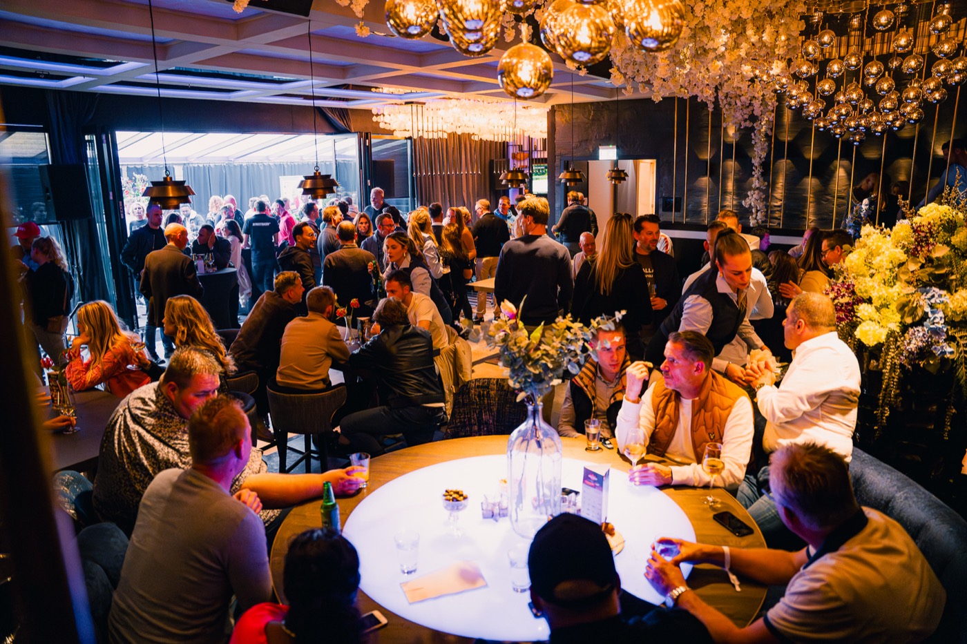 Kroonluchter en members tijdens een diner in stijl.