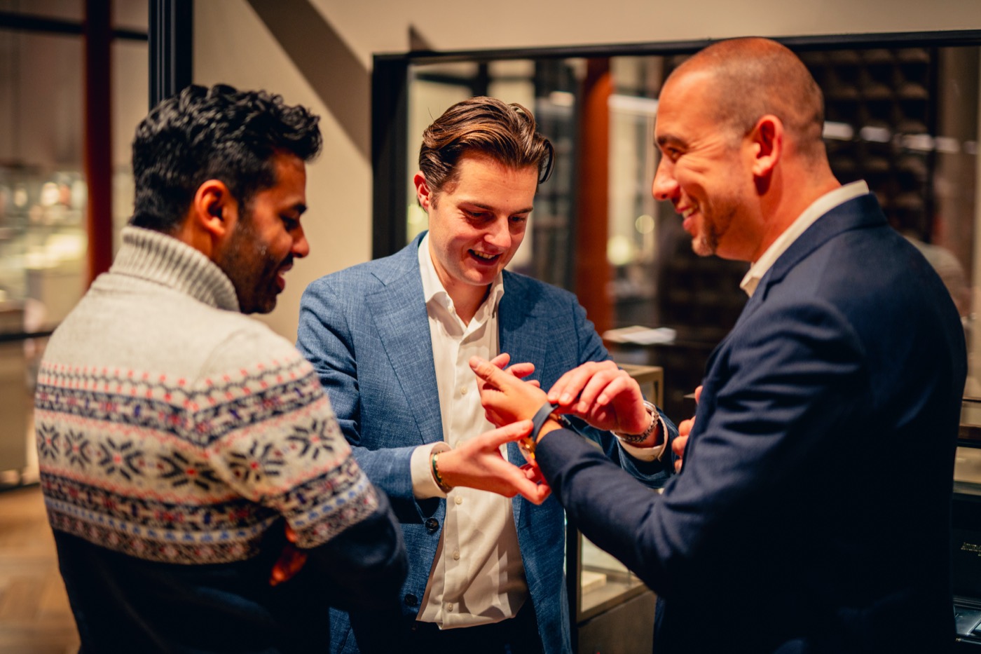 Members bewonderen horloges tijdens een Watch Night met GASSAN.