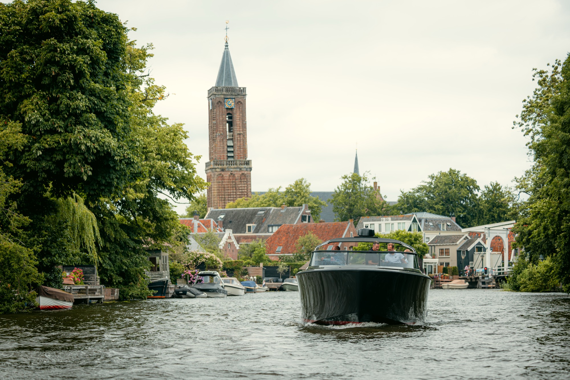 Members aan boord op het water tijdens een StreetGasm-dag.