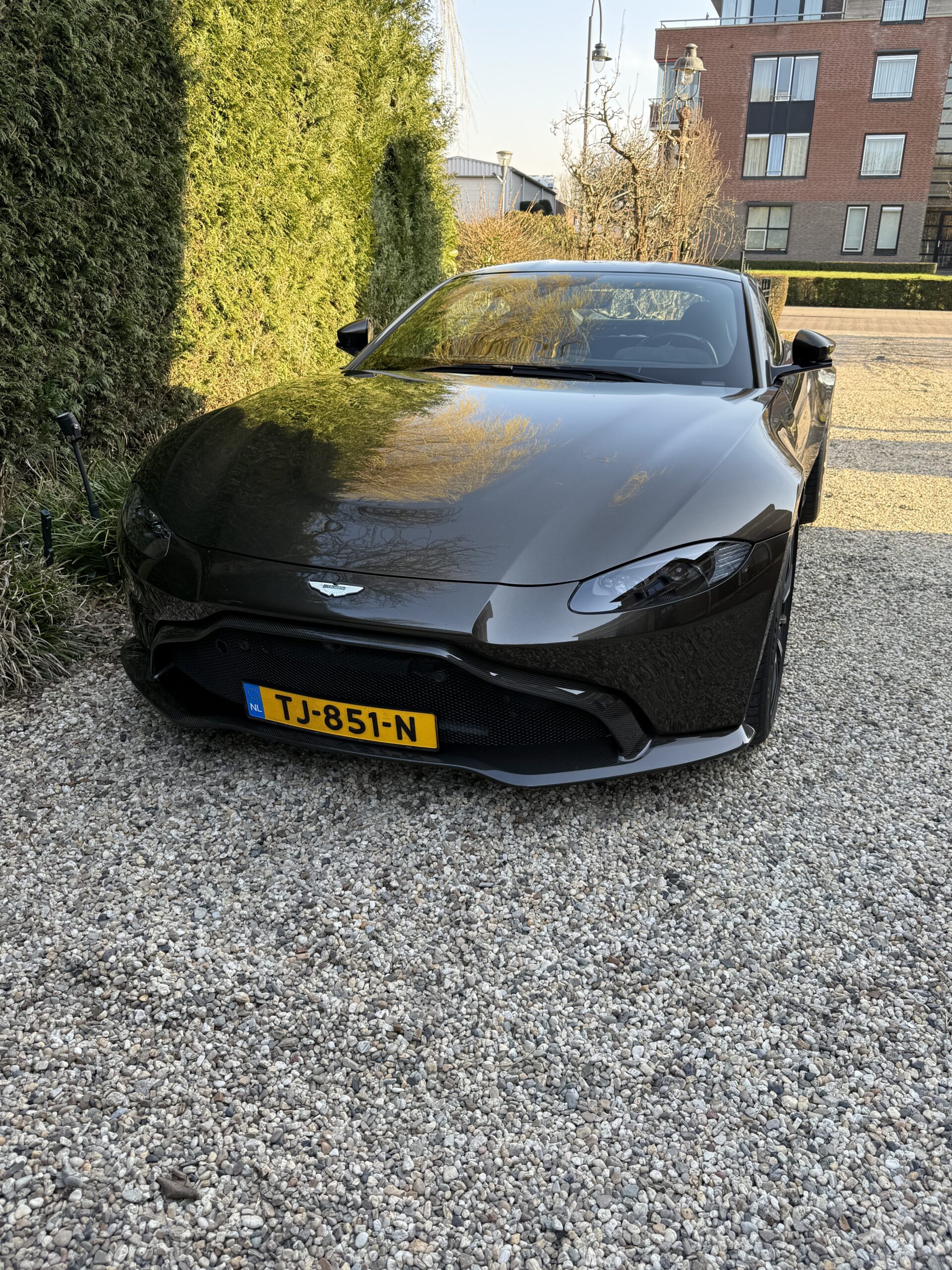 aston-martin Vantage